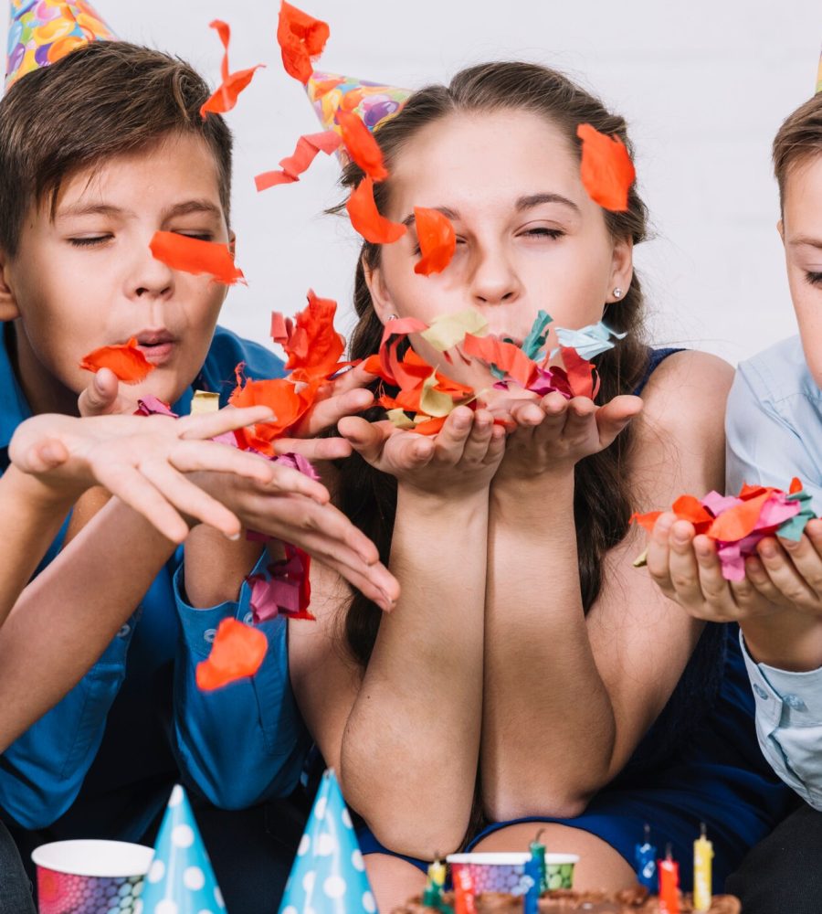 gruppo-di-amici-che-soffia-coriandoli-per-il-compleanno_23-2148030067