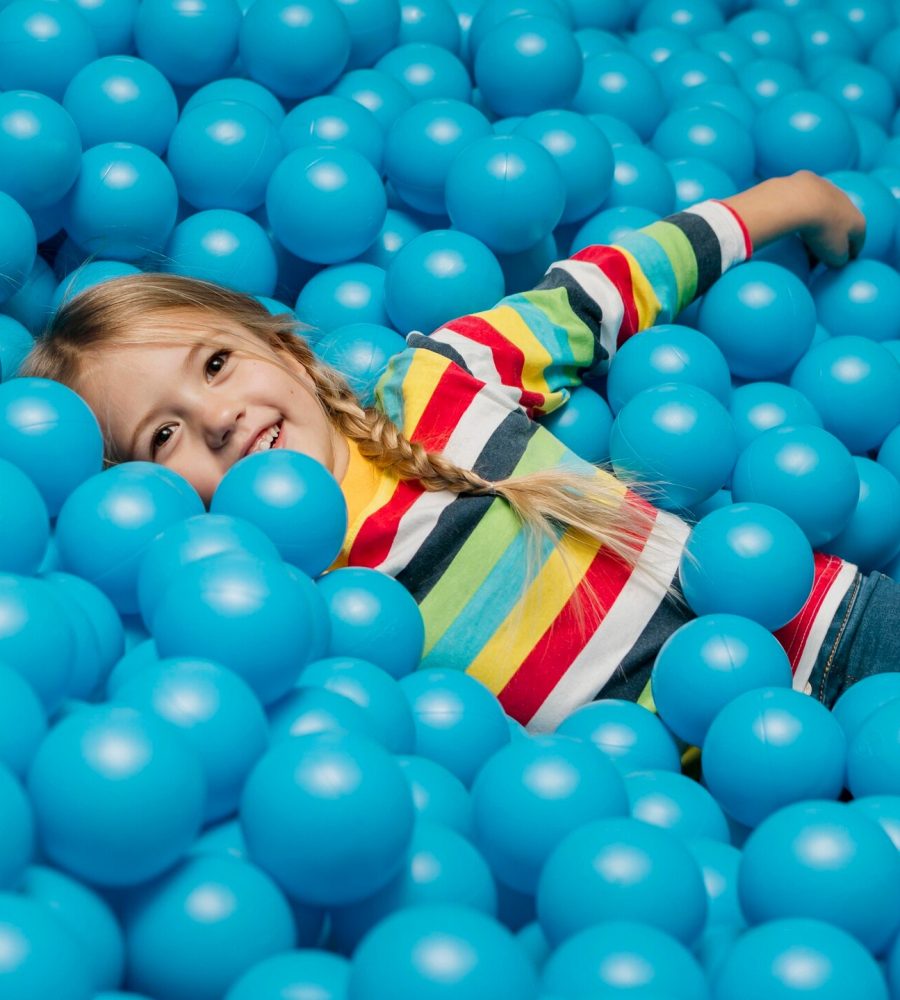 ragazzino-che-gioca-ritratto_23-2148836317